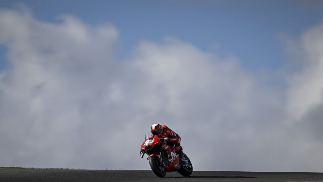 Pembalap Pol Espargaro melaju saat sesi latihan bebas MotoGP Portugal di Sirkuit Internasional Algarve, Portimao 24 Maret 2023. (ANTARA/AFP/PATRICIA DE MELO MOREIRA)