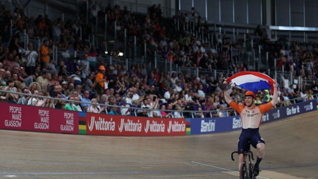 Pembalap sepeda Belanda Harrie Lavreysen memenangkan final Sprint Elite di Kejuaraan Dunia Balap Sepeda (UCI Cycling World Championships) di Glasgow, Skotlandia, 7 Agustus 2023. (ANTARA/AFP/ADRIAN DENNIS)