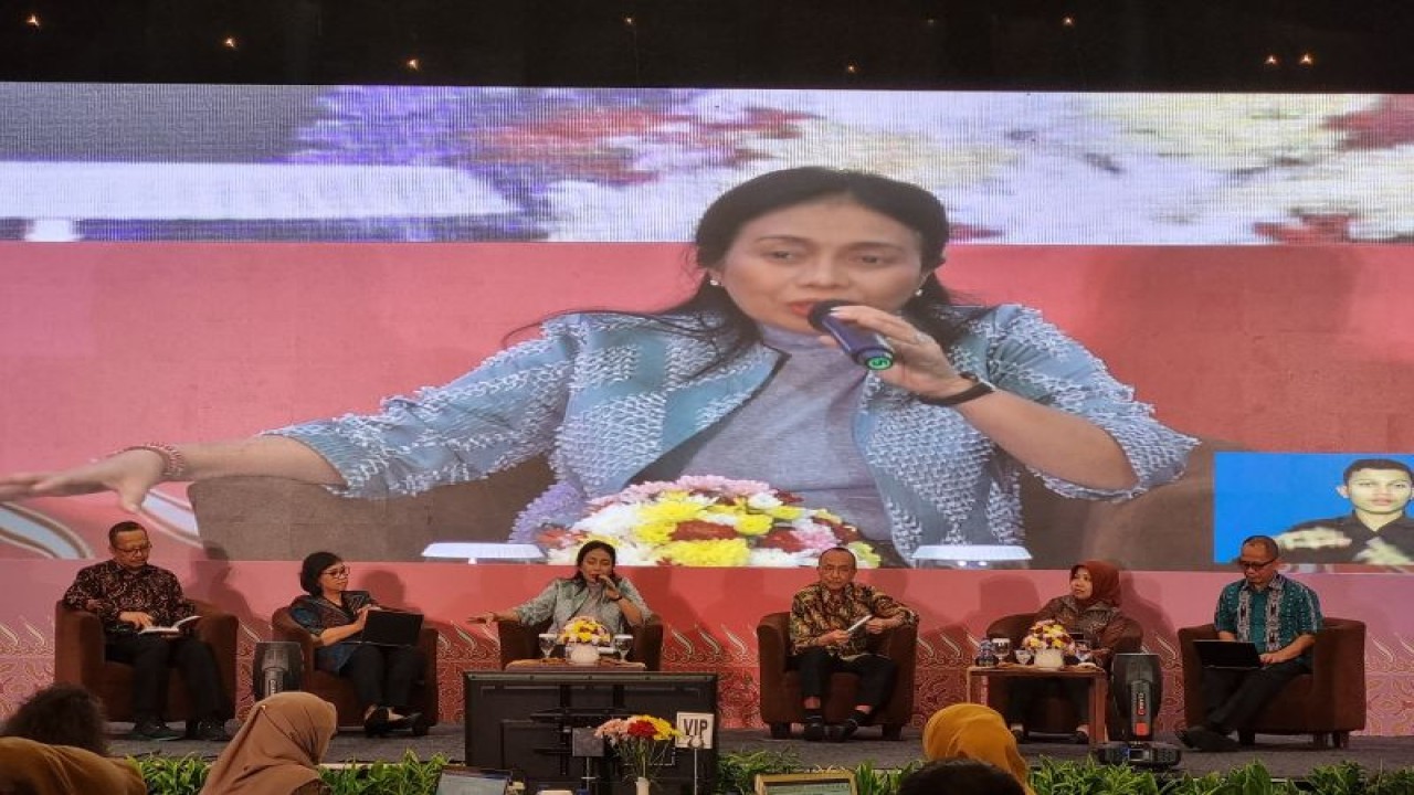 Menteri Pemberdayaan Perempuan dan Perlindungan Anak Bintang Puspayoga dalam Rapat Koordinasi Pemberdayaan Perempuan dan Perlindungan Anak, di Bogor, Jawa Barat, Kamis (31/8/2023). (ANTARA/ Anita Permata Dewi)