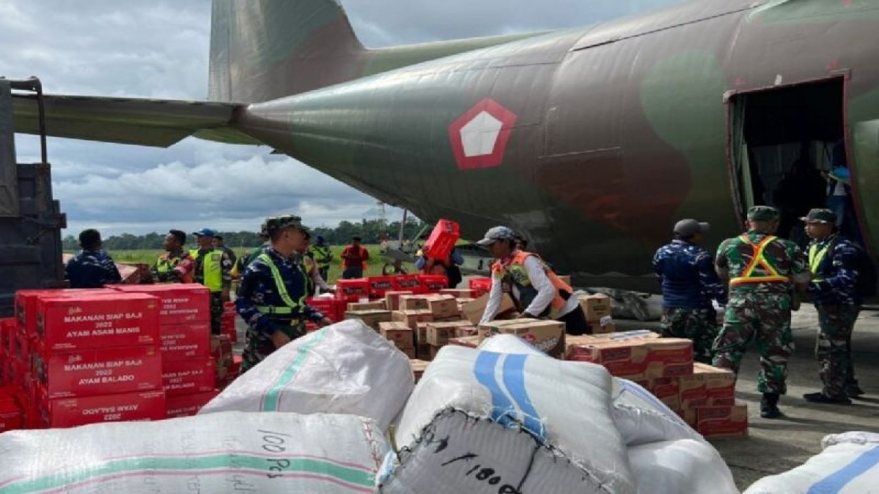 Petugas memuat bantuan bagi warga yang terdampak kekeringan dan kondisi cuaca ekstrem di Kabupaten Puncak, Provinsi Papua Tengah. (ANTARA/HO/Pendam XVII Cenderawasih)
