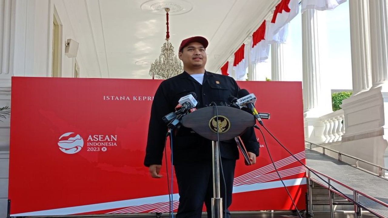 Menpora Dito Ariotedjo memberikan keterangan kepada wartawan di Istana Kepresidenan Jakarta, Selasa (1/8/2023). ANTARA/Rangga Pandu Asmara Jingga.