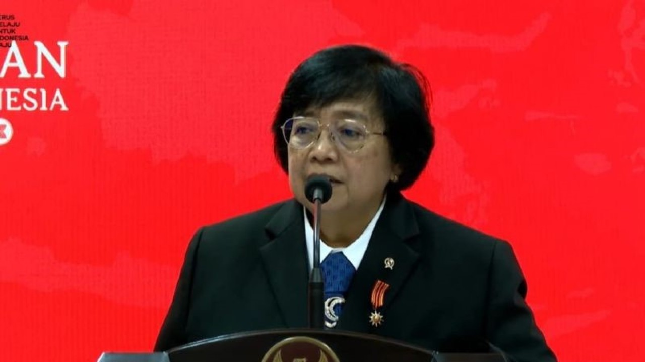 Tangkap layar Menteri Lingkungan Hidup dan Kehutanan Siti Nurbaya dalam konferensi pers seperti ditayangkan melalui akun YouTube Sekretariat Presiden, Senin (14/8/2023). ANTARA/Mentari Dwi Gayati