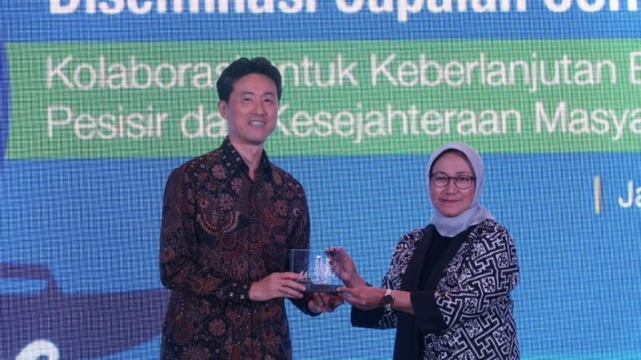 Deputi Bidang Kemaritiman dan Sumber Daya Alam Bappenas Vivi Yulaswati (kanan) memberikan cinderamata kepada ADB Country Director for Indonesia Jiro Tominaga (kiri) saat lokakarya penutupan proyek dan diseminasi Coremap-CTI di Hotel Fairmont, Jakarta, Selasa (15/8/2023). (ANTARA/Sugiharto Purnama)