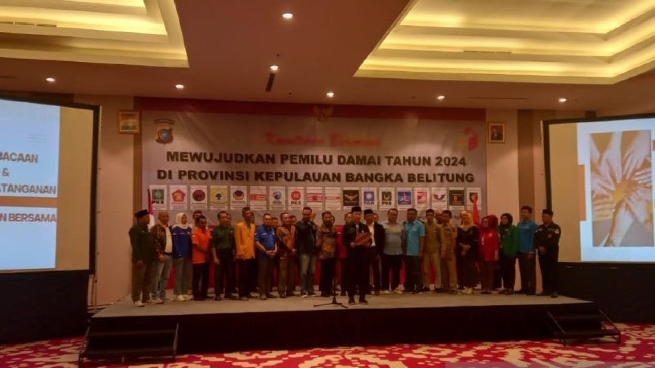 Ketua Bawaslu Provinsi Kepulauan Bangka Belitung, Em Osykar (depan), bersama peserta Pemilu 2024 membacakan deklarasi Pemilu 2024 damai di Pangkalpinang, Bangka Belitung, Kamis (24/8/2023). ANTARA/Aprionis