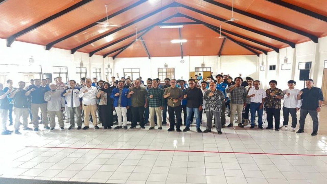 Para peserta dan narasumber berfoto di sela acara dua hari sosialisasi kewaspadaan daerah menjelang pemilu serentak tahun 2024 di Kabupaten Bandung, Aula PGRI, Katapang, Kabupaten Bandung, Rabu (2/8/2023). (ANTARA/HO Pemkab Bandung)