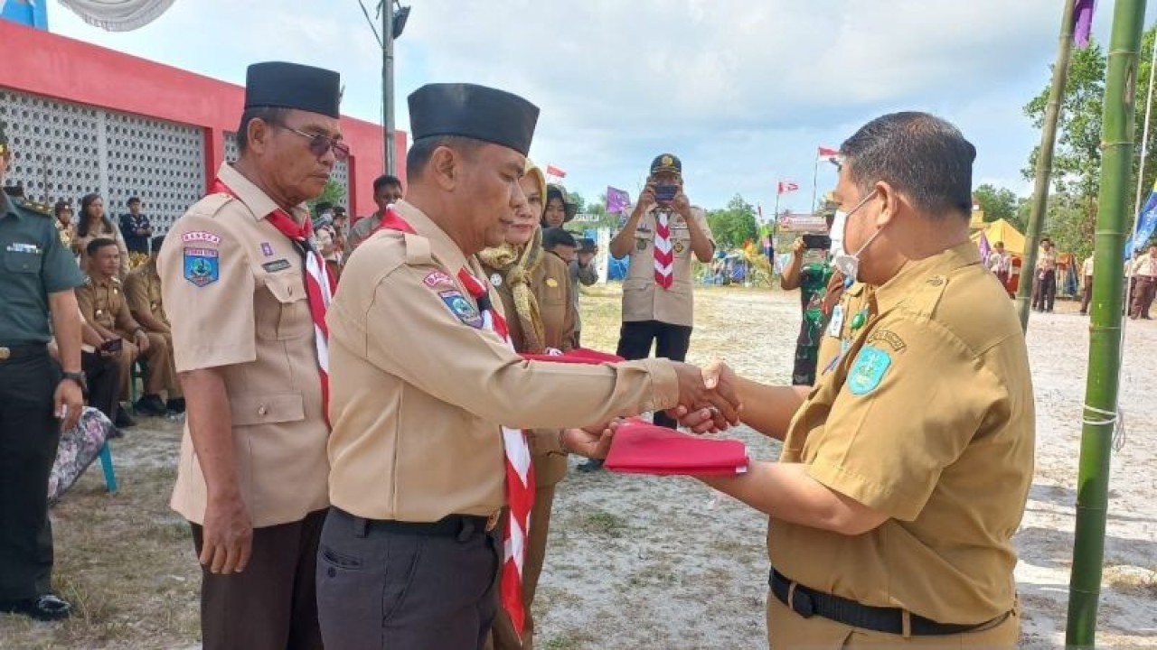 Staf Ahli Bupati Bangka Bidang Pembangunan Manusia dan Kebudayaan Kabupaten Bangka, Boy Yandra (peci) saat menyerahkan bendera merah putih (ANTARA/Kasmono?ho.Diskominfotik Bangka)