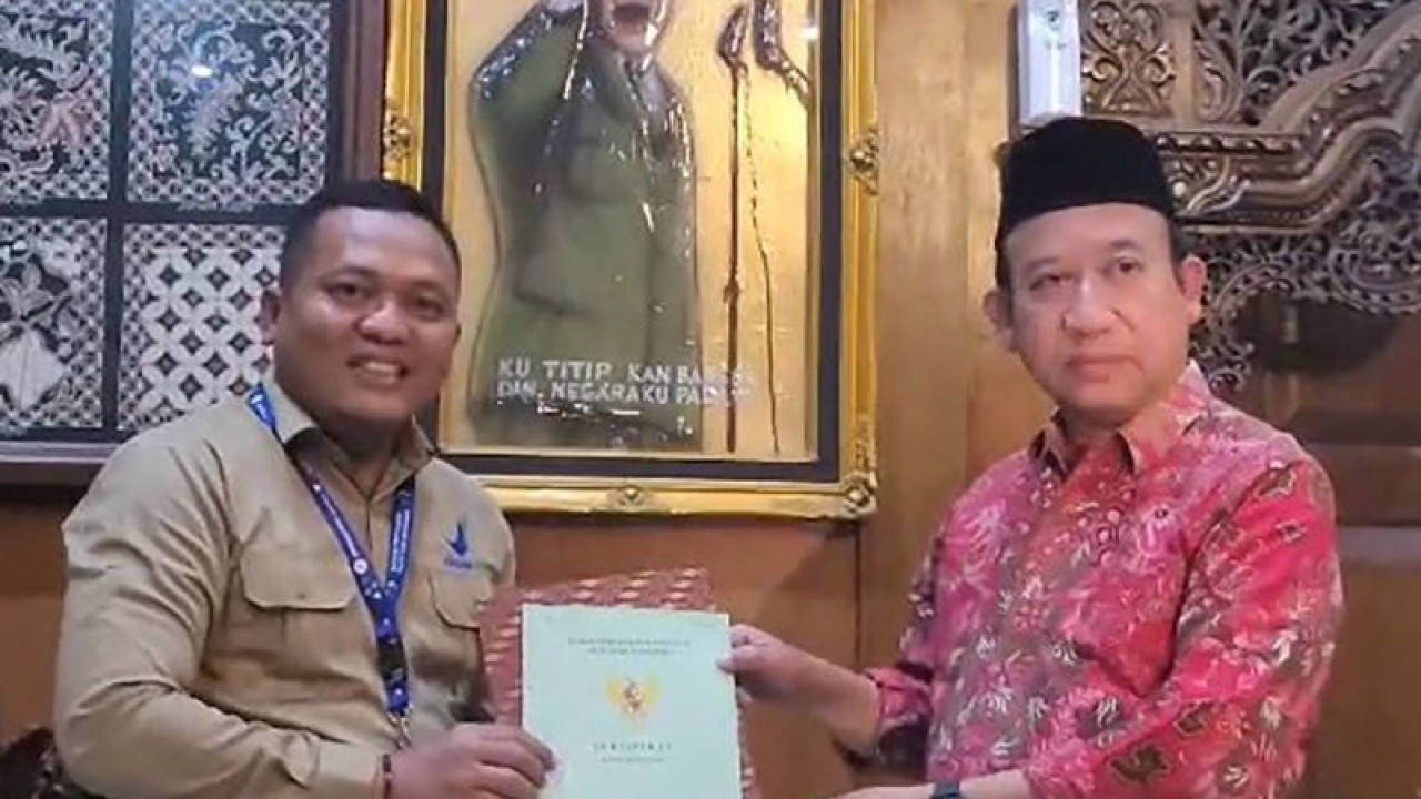 Bupati Banyumas Achmad Husein (kanan) menyerahkan sertifikat tanah kepada Kepala Loka POM Banyumas Winanto di Ruang Joko Kahiman, Pendopo Sipanji Purwokerto, Kabupaten Banyumas, Selasa (8/8/2023), untuk keperluan pembangunan gedung Loka POM di Banyumas yang ke depannya akan menjadi Balai POM Banyumas. ANTARA/Sumarwoto