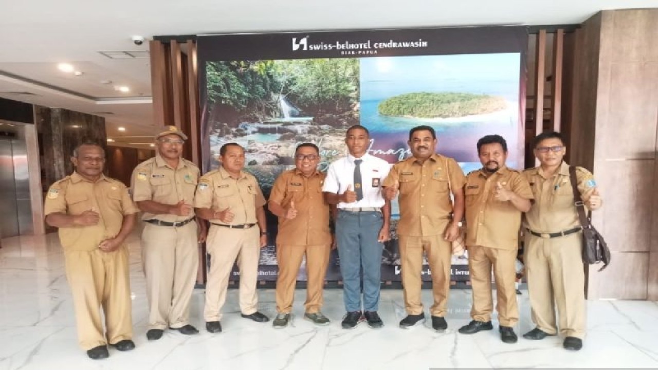 Pelaksana tugas Sekda Biak Numfor ZL Mailoa (nomor 4 kiri) bersama siswa SMA Negeri 1 Biak Anggota Paskibraka Nasional 2023. ANTARA/HO-Humas Prokompimda