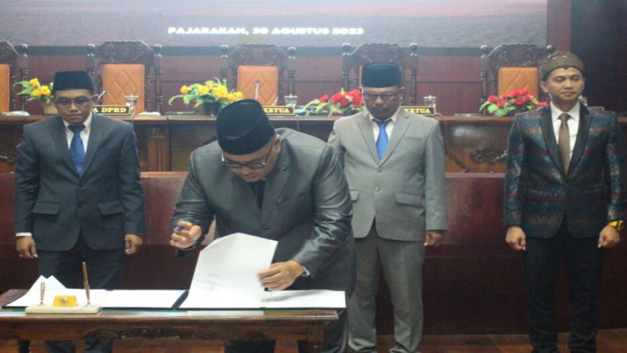 Plt Bupati Probolinggo Timbul Prihanjoko menandatangani persetujuan Raperda Perubahan APBD 2023 dalam rapat paripurna yang digelar di DPRD Jember, Rabu (30/8/2023). (ANTARA/HO-Diskominfo Kabupaten Probolinggo)