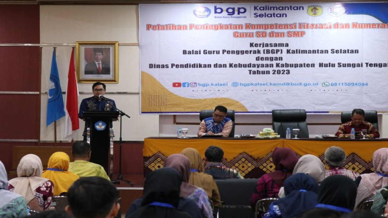 Bupati Hulu Sungai Tengah (HST) Aulia Oktafiandi memberikan sambutan pada acara Pelatihan Peningkatan Kompetensi Literasi dan Numerasi bagi Guru SD dan SMP Kabupaten HST, di Aula Ambulung Kota Banjarbaru, Kalimantan Selatan, Rabu (2/8/2023). (ANTARA/HO-Pemkab HST)
