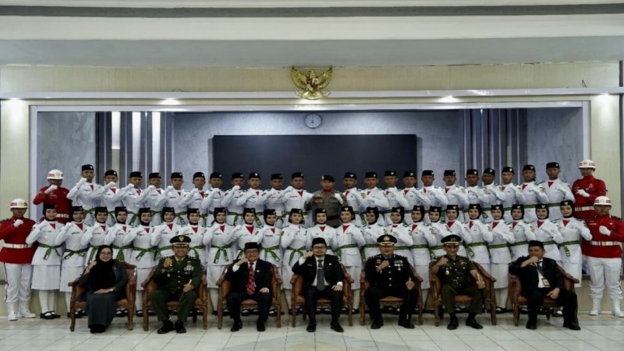 Bupati Hulu Sungai Tengah (HST) Aulia Oktafiandi (duduk tengah) foto bersama dengan anggota Pasukan Pengibar Bendera Pusaka (Paskibraka) HST 2023, di Barabai, Hulu Sungai Tengah, Kalimantan Selatan, Selasa (15/8/2023). (ANTARA/HO-Pemkab HST)