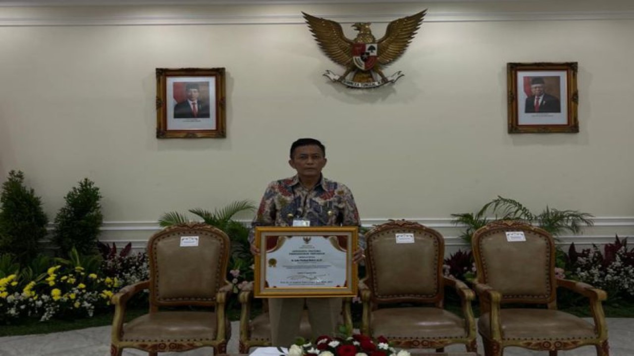 Bupati Kabupaten Lombok Tengah, Provinsi Nusa Tenggara Barat, H Lalu Fathul Bahri saat menunjukkan penghargaan dari Presiden Jokowi di Jakarta, Senin (15/8/2023) (FOTO ANTARA/Humas Pemkab Lombok Tengah)