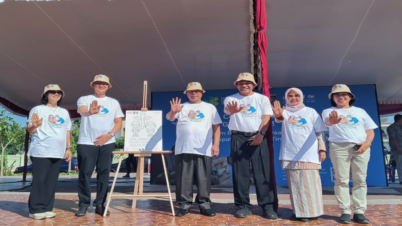 Bupati Lombok Timur,NTB, HM Sukiman Azmy (tengah) bersama pihak UNICEF saat acara sosialisasi pencegahan "wasting" di Taman Tugu Selong, Selasa (29/8/2023) (FOTO ANTARA/HO-Humas Pemkab Lombok Timur)