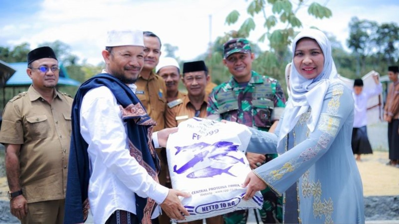 Pj Bupati Nagan Raya, Provinsi Aceh, Fitriany Farhas menyerahkan bantuan 10.000 benih ikan termasuk bantuan pakan untuk Dayah Darul Ulum Al-Mukarramah, Desa Babah Krueng, Kecamatan Beutong, kabupaten setempat, Rabu (2/8/2023). (ANTARA/HO-Dok Pemkab Nagan Raya)