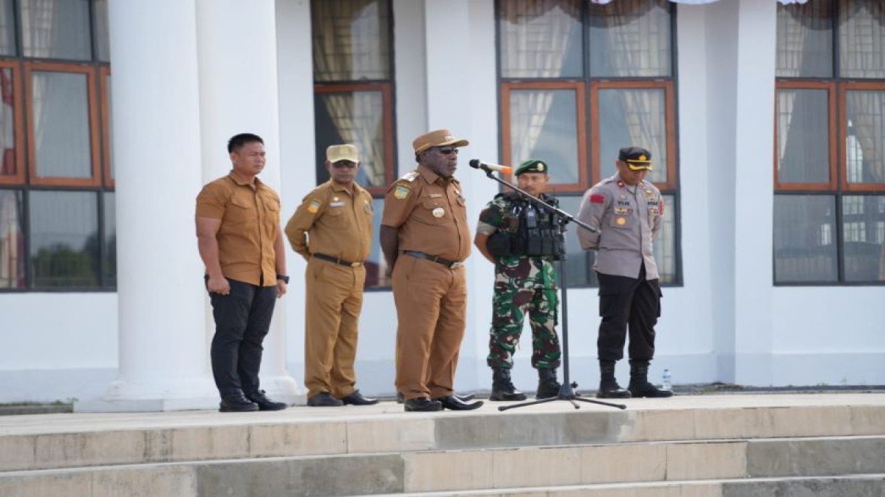 Penjabat Bupati Nduga Edison Nggwijangge saat memimpin apel gabungan jelang HUT ke-78 RI di Halaman Kantor Bupati Nduga, Papua Pegunungan, Senin (14/8) (ANTARA/HO-Humas Pemkab Nduga)