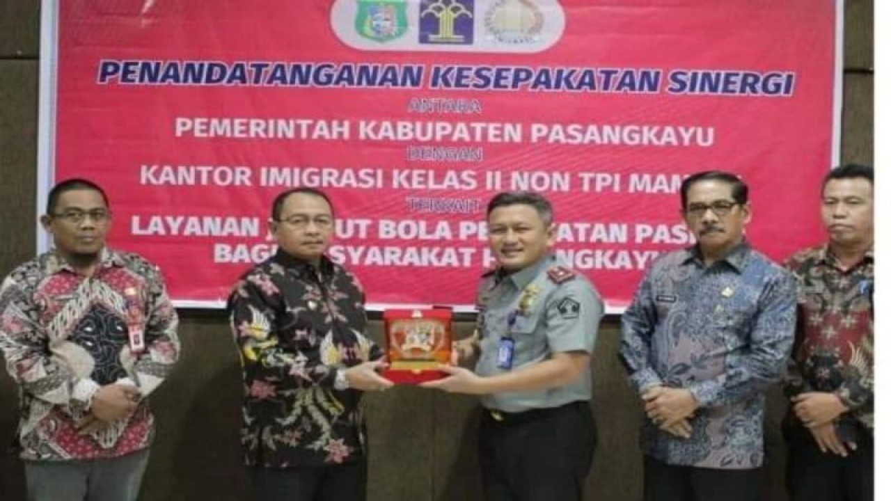 Pemerintah Kabupaten (Pemkab) Pasangkayu Provinsi Sulawesi Barat (Sulbar) bekerjasama dengan kantor imigrasi kelas II Mamuju, membuka pelayanan untuk pengurusan paspor bagi masyarakat di Kabupaten Pasangkayu, Minggu (27/8/2023) ANTARA Foto/M Faisal Hanapi