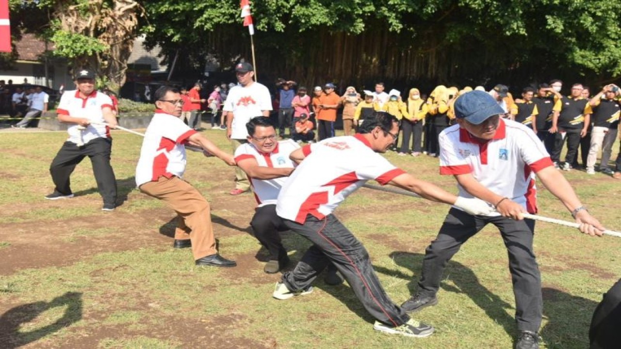 Wakil Bupati Sleman Danang Maharsa (tengah) saat ikut eksebisi lomba tarik tambang dalam rangka menyemarakkan peringatan HUT ke-78 Republik Indonesia di Lapangan Pemda Sleman, Senin (15/8/2023). ANTARA/HO-Bagian Prokopim Setda Sleman
