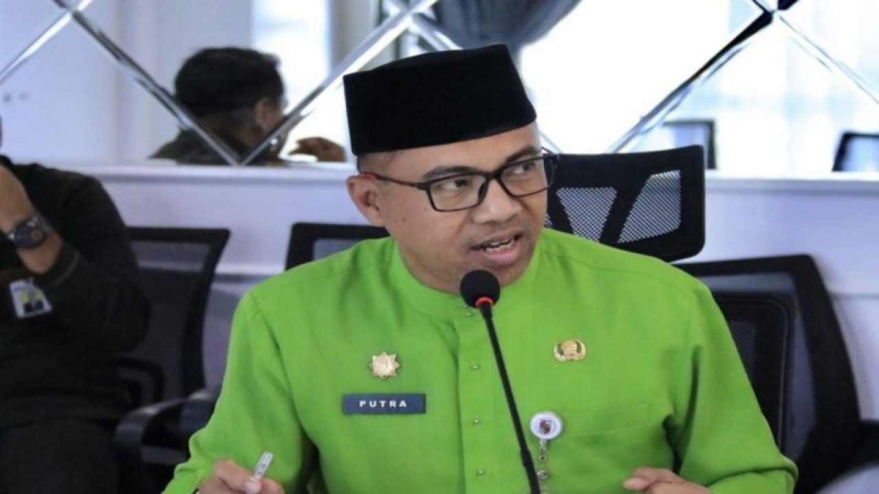 Kabag Kesra Pemko Pekanbaru, Tri Sepna Saputra menyampaikan bantuan beasiswa bagi mahasiswa sudah dikirimkan langsung ke rekening penerima. (ANTARA/HO-Pemko Pekanbaru)