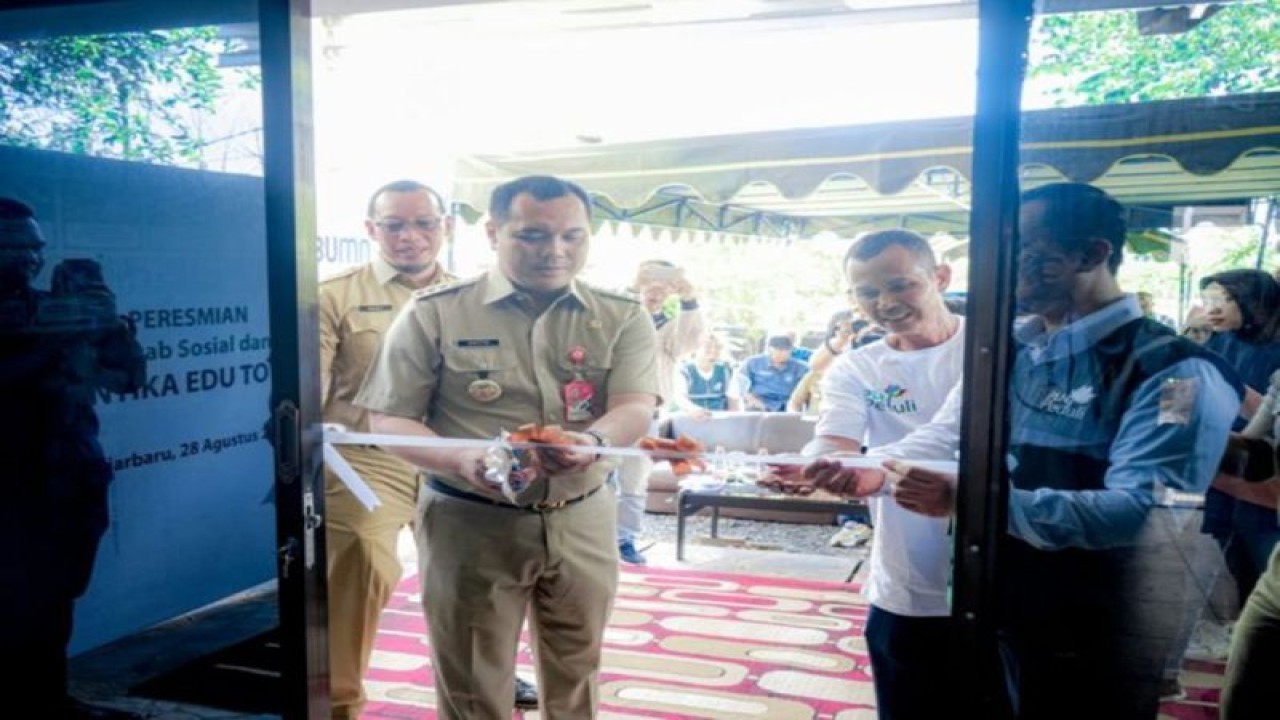 Wali Kota Banjarbaru Muhammad Aditya Mufti Ariffin memotong pita menandai peresmian Rumah Limbah Bonkla Borneo di Jalan Jolali Ujung Kelurahan Loktabat Utara Kota Banjarbaru, Senin (28/8/23). (ANTARA/HO-Medcen Kominfo Banjarbaru)