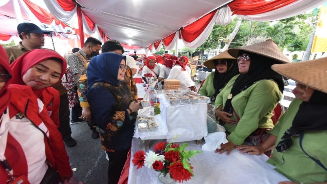 Ketua Dewan Kerajinan Nasional Daerah (Dekranasda) Kota Surabaya Rini Indriyani saat meninjau bazar produk UPPKA di Taman Mundu, Kecamatan Tambaksari, Kota Surabaya pada Kamis (10/8/2023). (ANTARA/HO-Diskominfo Surabaya)