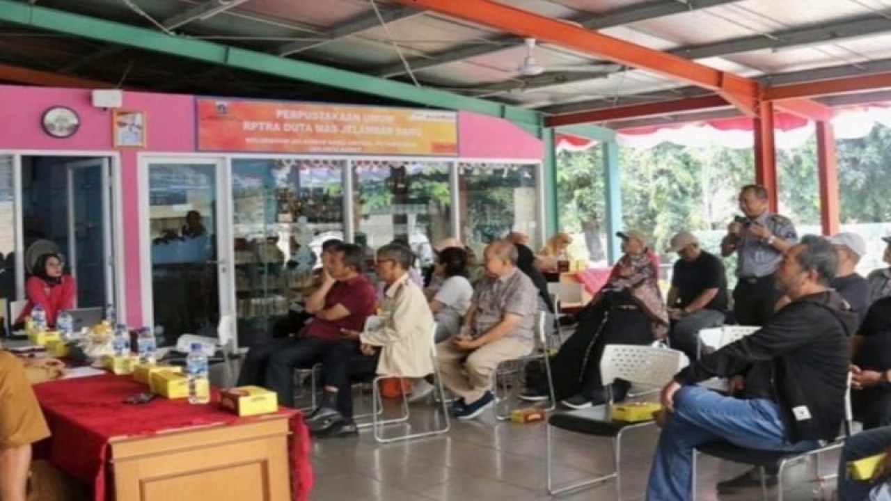 Pemerintah Kota Jakarta Barat latih warga di bidang hukum dan Hak Asasi Manusia (HAM) di Ruang Publik Terpadu Ramah Anak (RPTRA) Duta Mas Jelambar Baru, Grogol Petamburan, Selasa (22/8/2023). ANTARA/ HO-Pemkot Jakbar
