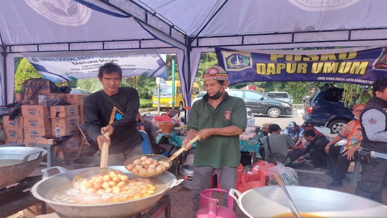 Pemkot Jakarta Pusat menyiagakan dapur umum dan tenda darurat di halaman kantor Wali Kota Jakarta Pusat, Kamis (24/8/2023). ANTARA/Mentari Dwi Gayati