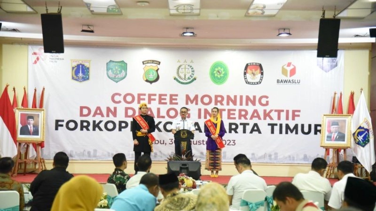 Wali Kota Jaktim Muhammad Anwar memberikan sambutan saat "Coffee Morning" bersama Forum Komunikasi Pimpinan Kota (Forkopimko) Jakarta Timur di Kantor wali kota, Rabu (30/8/2023). ANTARA/HO-Kominfotik Jakarta Timur
