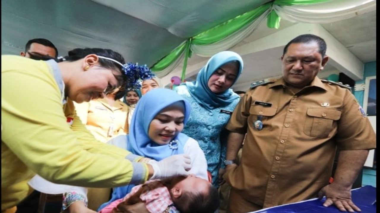 Wakil Wali Kota Jakarta Utara Juaini Yusuf (kanan) menyaksikan pemberian imunisasi Rotavirus kepada seorang balita di Posyandu Hiu RW 01, Semper Timur, Cilincing, Selasa (15/8/2023). ANTARA/HO-Kominfotik Jakarta Utara