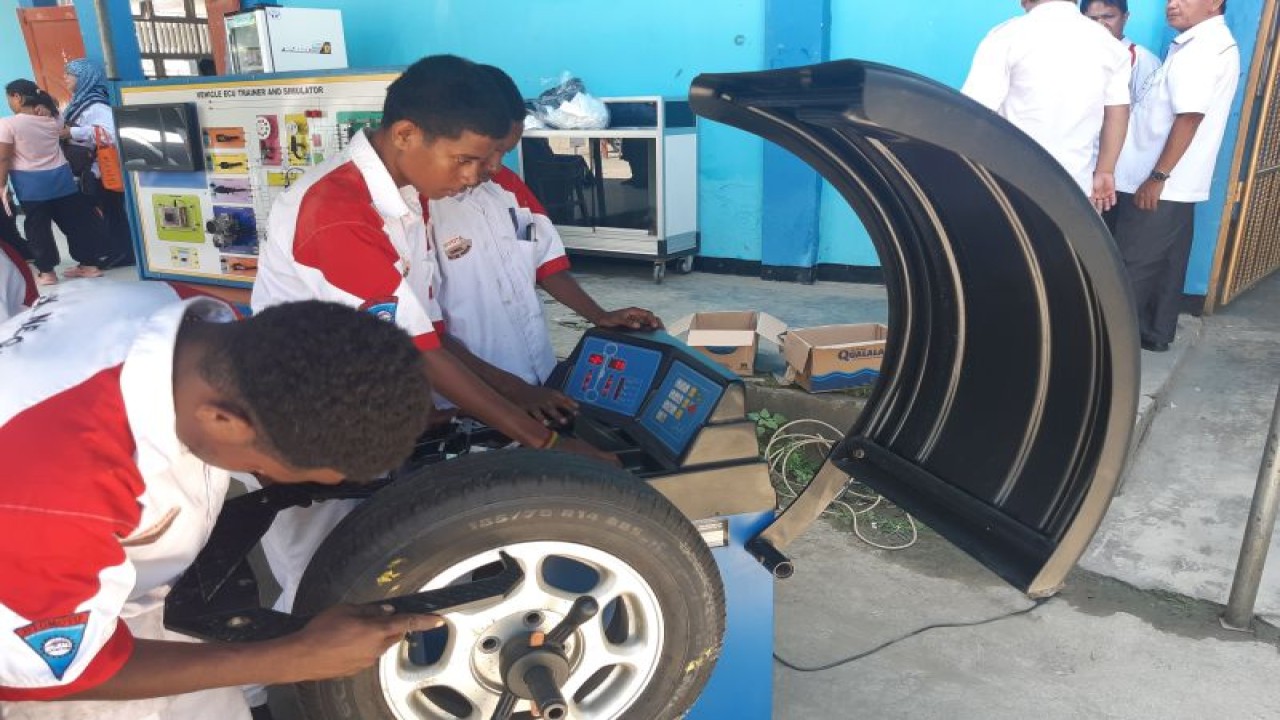 Siswa kelas XI jurusan teknik otomotif kendaraan rungan SMK Negeri 3 Teknologi dan Rekayasa Jayapura saat mempraktikan balancing ban mobil saat kegiatan job fair dan pameran pada Rabu (16/8) (ANTARA/Ardiles Leloltery)