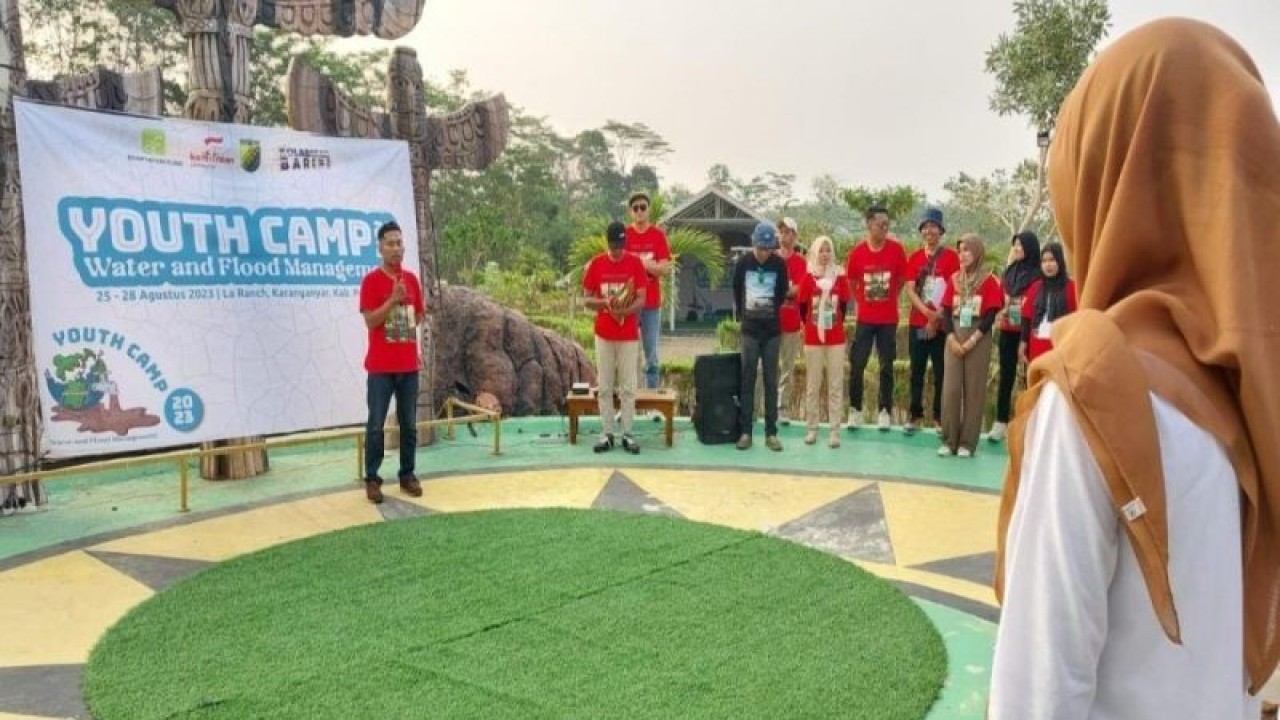 Pemerintah Kota Pekalongan berasama Kemitraan Indonesia sedang memberikan pengarahan pada anak muda agar bisa ikut mencegah krisis air akibat dampak perubahan iklim, Sabtu (26/8/2023). (FOTO ANTARA/Kutnadi)