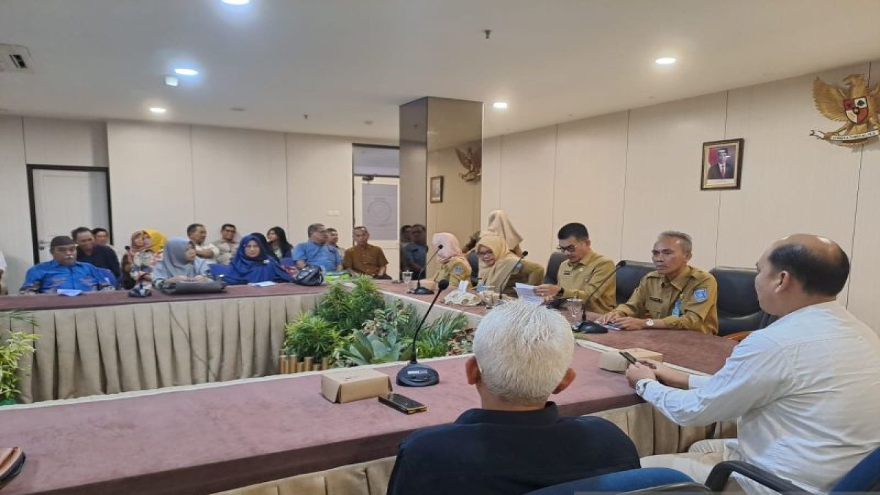 Sekretaris Daerah Provinsi Kepulauan Bangka Belitung Naziarto memimpin kegiatan penyerahan tali asih KORPRI kepada 33 ASN purnabakti di Pangkalpinang, Selasa (14/8/2023) (FOTO ANTARA/Aprionis)