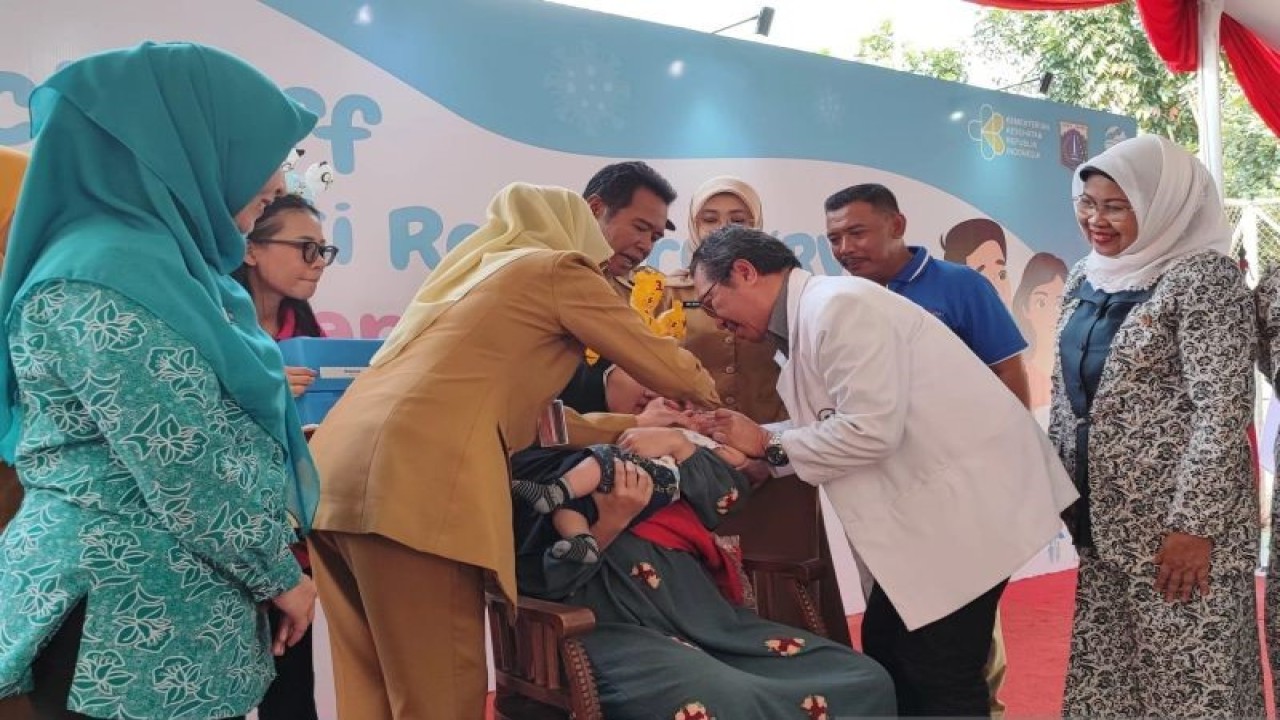 Asisten Kesejahteraan Rakyat (Kesra) Sekretariat Daerah Provinsi DKI Jakarta Widyastuti meneteskan imunisasi Rotavirus kepada salah satu bayi dalam kegiatan "kick off" Imunisasi Rotavirus (RV) gratis Tingkat Provinsi DKI Jakarta di RPTRA Garuda Kelurahan Cilangkap, Kecamatan Cipayung, Jakarta Timur, Selasa (15/8/2023). ANTARA/Syaiful Hakim
