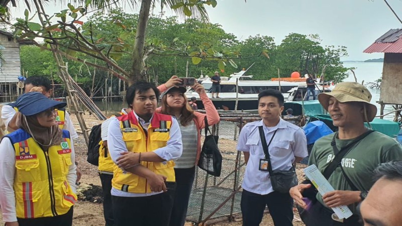 Pemprov Kepri dan Tim AIIB memberikan sosialisasi kepada warga Tanjung Sauh terkait pembangunan Jembatan Babin. (ANTARA/HO-Tim Pembangunan Jembatan Babin)