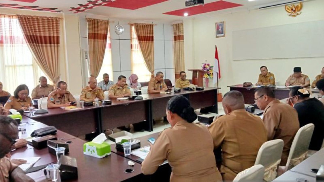Pemerintah Provinsi Papua Barat menggelar rapat untuk membahas pelaksanaan lomba dan perayaan HUT Ke-78 Kemerdekaan Republik Indonesia di Manokwari, Senin (7/8/2023). (ANTARA/Fransiskus Salu Weking)