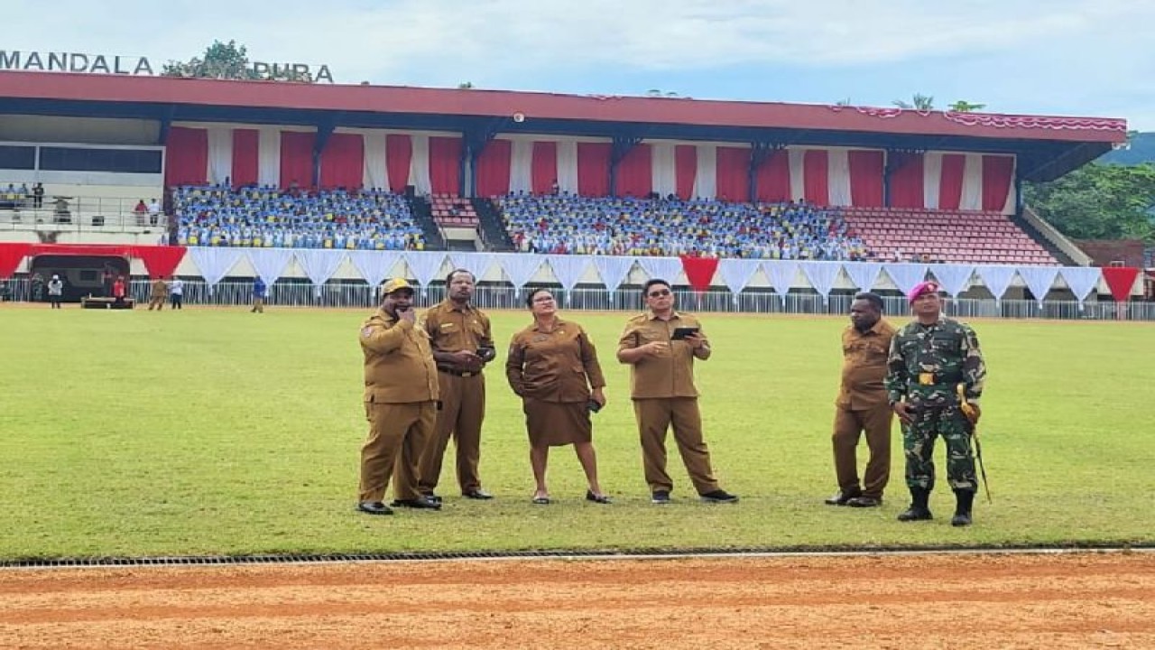 Panitia mengecek persiapan pelaksanaan upacara peringatan HUT ke-78 Kemerdekaan RI 17 Agustus 2023 di Stadion Mandala Jayapura, Kota Jayapura, Papua, Senin (14/8). ANTARA/HO-Dinas Kominfo Papua.