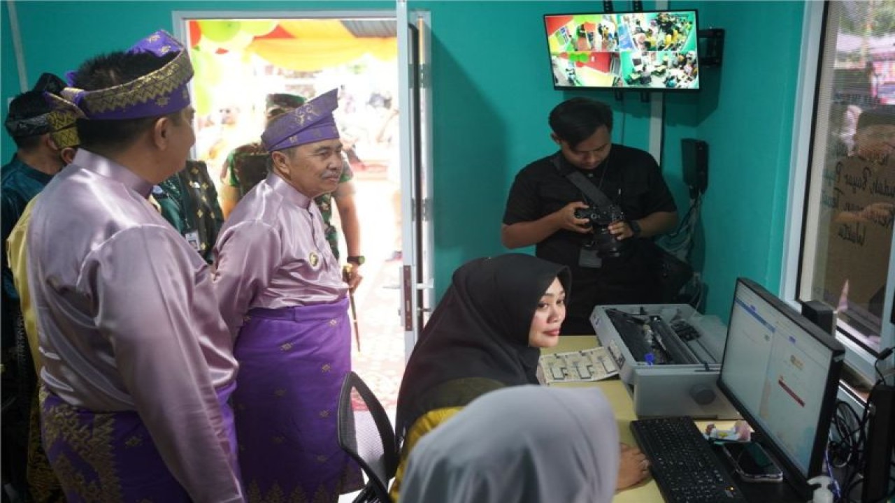 Kantor Samsat "Drive Thru" di Jalan Gajah Mada Kota Pekanbaru diresmikan Gubernur Riau Syamsuar dan Kapolda Riau Irjen Pol. M. Iqbal, Rabu (9/8/2023).