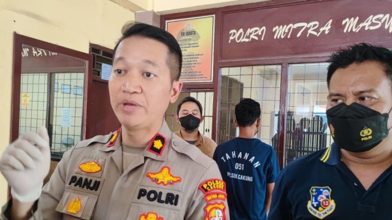 Kapolsek Cakung Kompol Panji Ali Candra saat memberikan keterangan pers di Mapolsek Cakung, Jakarta Timur, Selasa (29/8/2023). ANTARA/Syaiful Hakim