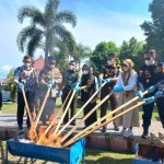 Pemusnahan barang bukti narkotika dan pakaian bekas serta oli palsu di halaman kantor Kejari Palu, Kamis (10/8/2023). ANTARA/Kristina Natalia-1691653120