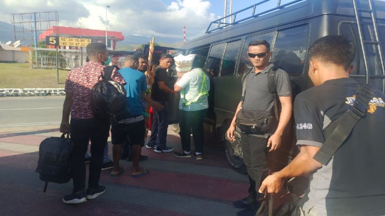 Dua tersangka penembakan anggota brimob di Dekai tahun 2022 dipindahkan ke rutan Polda Papua di Jayapura. (ANTARA/HO/Satgas Damai Cartenz)