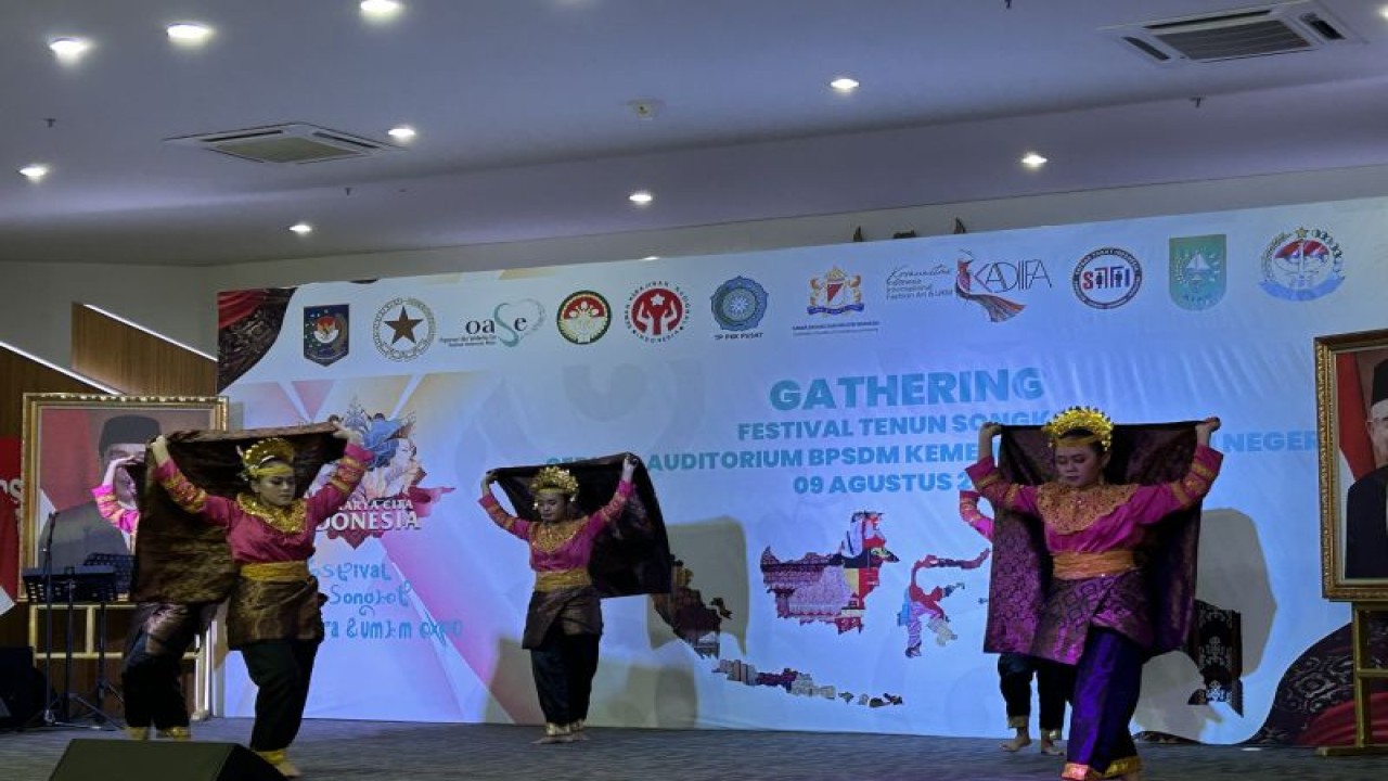 Penari tradisional menggunakan pakaian dari tenun dan songket dalam acara Gathering dan konferensi pers Festival Tenun Songket Nusantara & UMKM Expo 2023 di Jakarta, Rabu (9/8/2023). ANTARA/Kuntum Riswan.