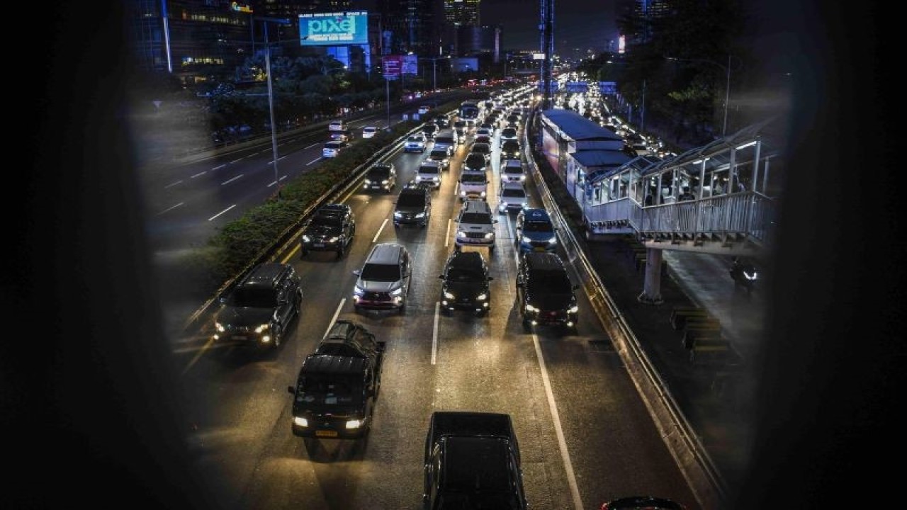 Kendaraan terjebak macet di Jalan Gatot Subroto, Jakarta, Senin (21/8/2023). Kemacetan masih terjadi di beberapa ruas jalan Ibu Kota meskipun Pemprov DKI Jakarta telah menerapkan kebijakan sistem bekerja dari rumah atau work from home (WFH) bagi 50 persen aparatur sipil negara di lingkungan Pemprov DKI dalam upaya menekan tingginya polusi udara di Jakarta. ANTARA FOTO/Galih Pradipta/foc. (ANTARA FOTO/GALIH PRADIPTA)