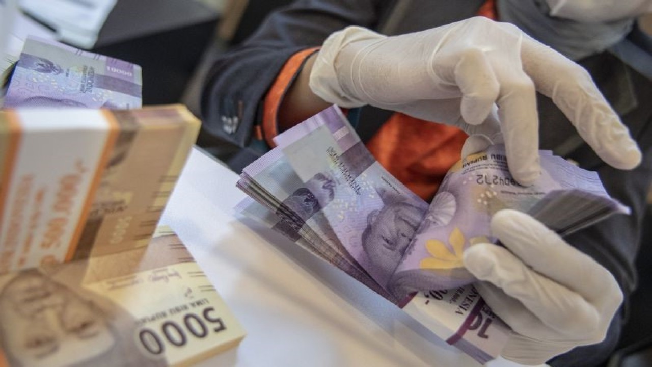 Petugas bank menghitung uang pecahan rupiah di BNI KC Mega Kuningan, Jakarta, Selasa (22/11/2022). ANTARA FOTO/Muhammad Adimaja/aww.