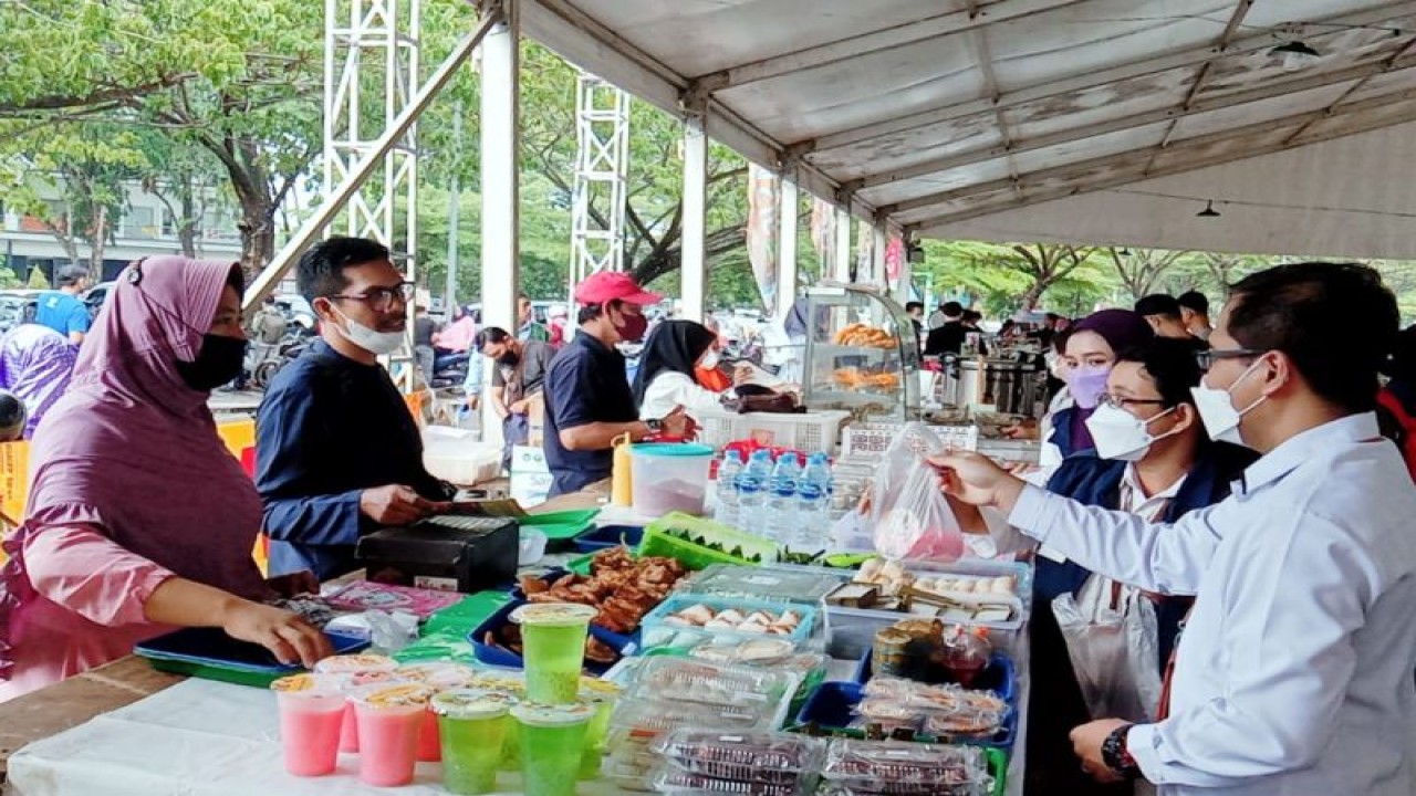 Pengecekan BPOM terhadap produk makanan (ANTARA/Dedi)