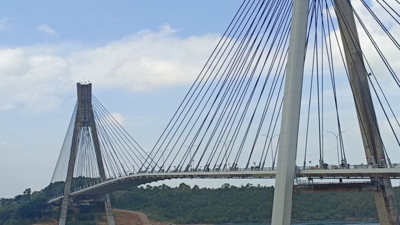 Pengibaran 78 bendera merah putih di Jembatan I Barelang oleh personel Polda Kepri (ANTARA/Yude)