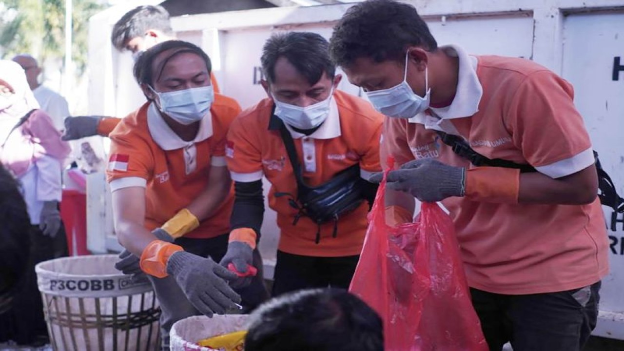 Proses pemilahan sampah di Tempat Pengelolaan Sampah Reuse, Reduce, dan Recycle (TPS 3R) di Balai Kota Among Tani, Kota Batu, Jawa Timur, Rabu (9/8/2023). (ANTARA/HO-Prokopim Setda Kota Batu)