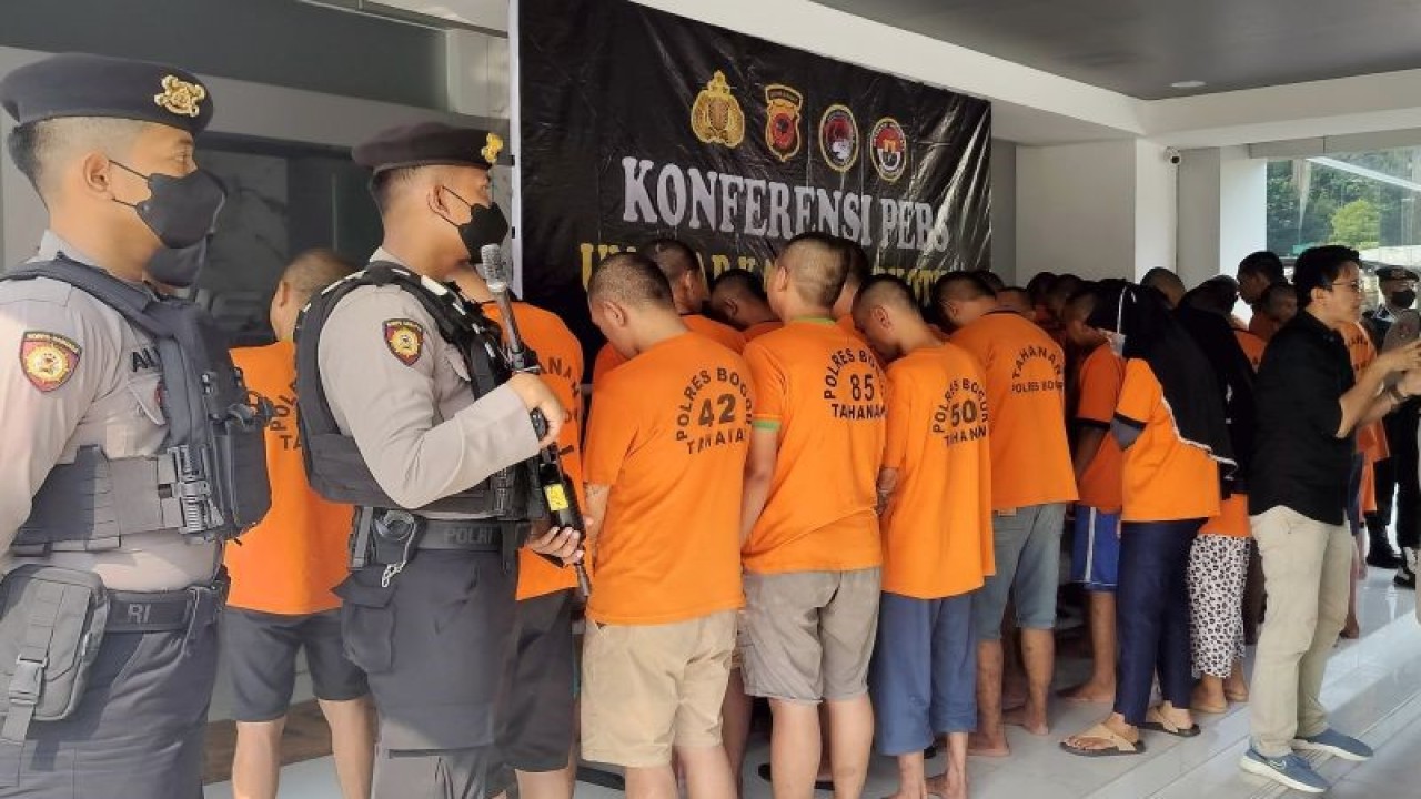 Pengungkapan kasus narkoba di Mapolres, Cibinong, Kabupaten Bogor, Jawa Barat, Selasa (8/8/2023). (ANTARA/M Fikri Setiawan)