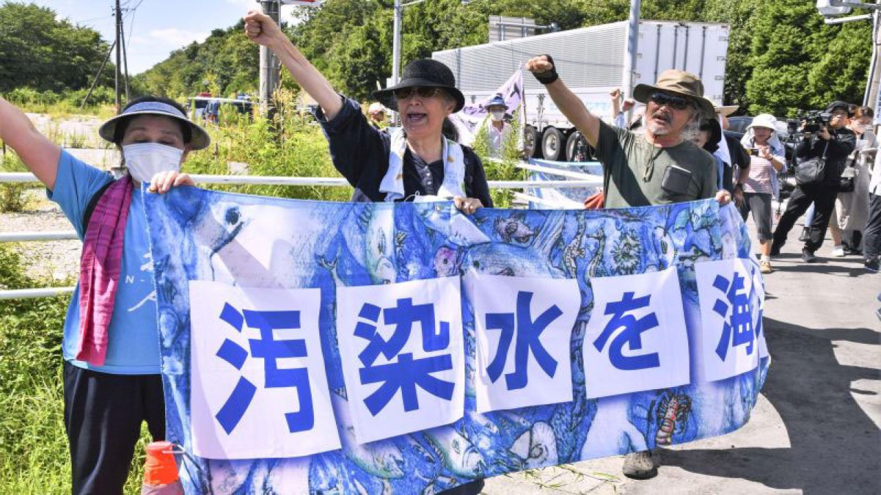 Para pengunjuk rasa meneriakkan slogan-slogan menentang pelepasan air radioaktif yang telah diolah dari pembangkit listrik tenaga nuklir Fukushima Daiichi ke Samudra Pasifik, di kota Okuma, provinsi Fukushima, Jepang , Kamis (24/8/2023). ANTARA FOTO/Kyodo via Reuters/hp.