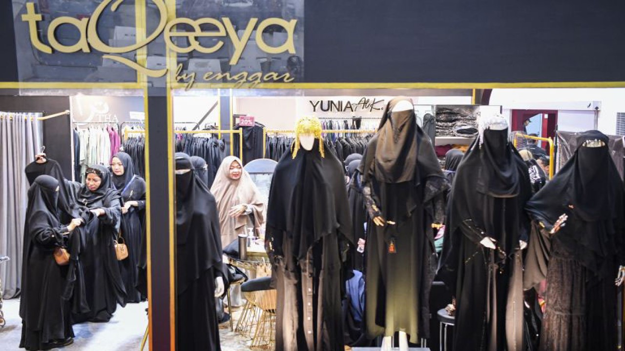 Pengunjung mengamati baju muslim yang dijual saat berlangsungnya Halal Fair 2023 di Istora Senayan, Jakarta, Jumat (4/8/2023). Pameran menampilkan berbagai produk halal mulai dari kuliner, fesyen, jasa tur umroh hingga perbankan yang menjadi media dakwah guna mengedukasi serta memperkenalkan beragam produk halal kepada masyarakat. ANTARA FOTO/M Risyal Hidayat/nym.