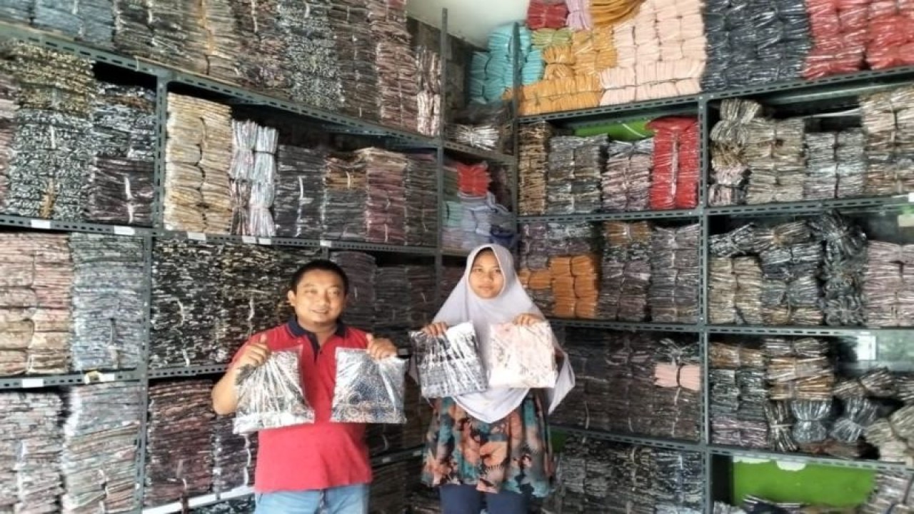 Pengusaha batik Achmad Latief berhasil memperluas pasarnya hingga mancanegara karena kemudahan ekspor. (ANTARA/HO)