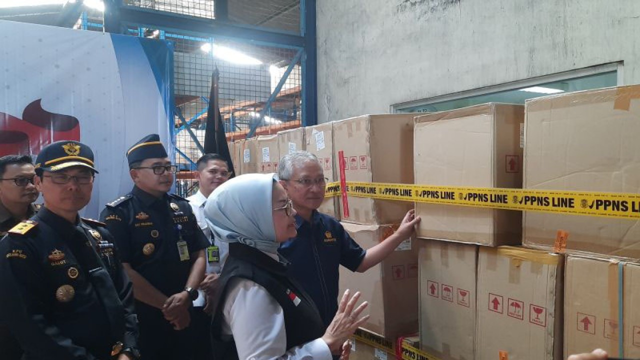 Kepala Badan Pengawas Obat dan Makanan RI Penny K Lukito didampingi Direktur Jenderal Bea dan Cukai Askolani saat mengecek sejumlah barang bukti hasil ungkap kasus penyelundupan obat ilegal di Bandara Soetta, Tangerang, Banten. (Azmi Samsul Maarif)